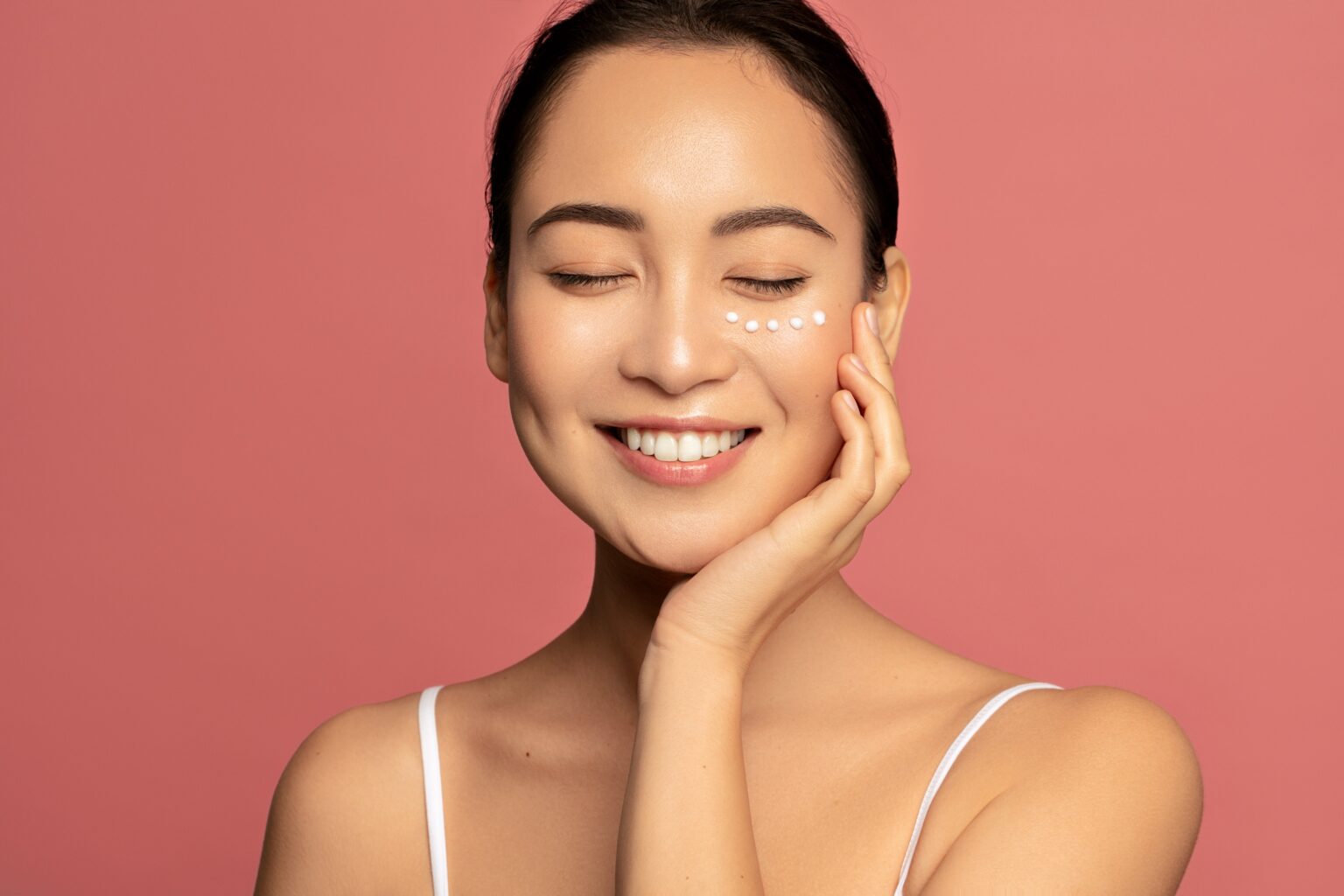 It's not easy to find the best eye cream for dark circles and wrinkles. We researched for you, so you don't have to!