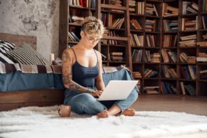 This year, top side hustles will be the best way to make a living. Learn what they are and how you can start your own today!
