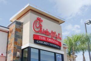 Top 7 things to know to invest in a Chick-fil-A franchise in 2023 Investing in a Chick-fil-A franchise is one of the best ways to start your own business and be your own boss. Learn the ins and outs of becoming a Chick-fil-A operator.