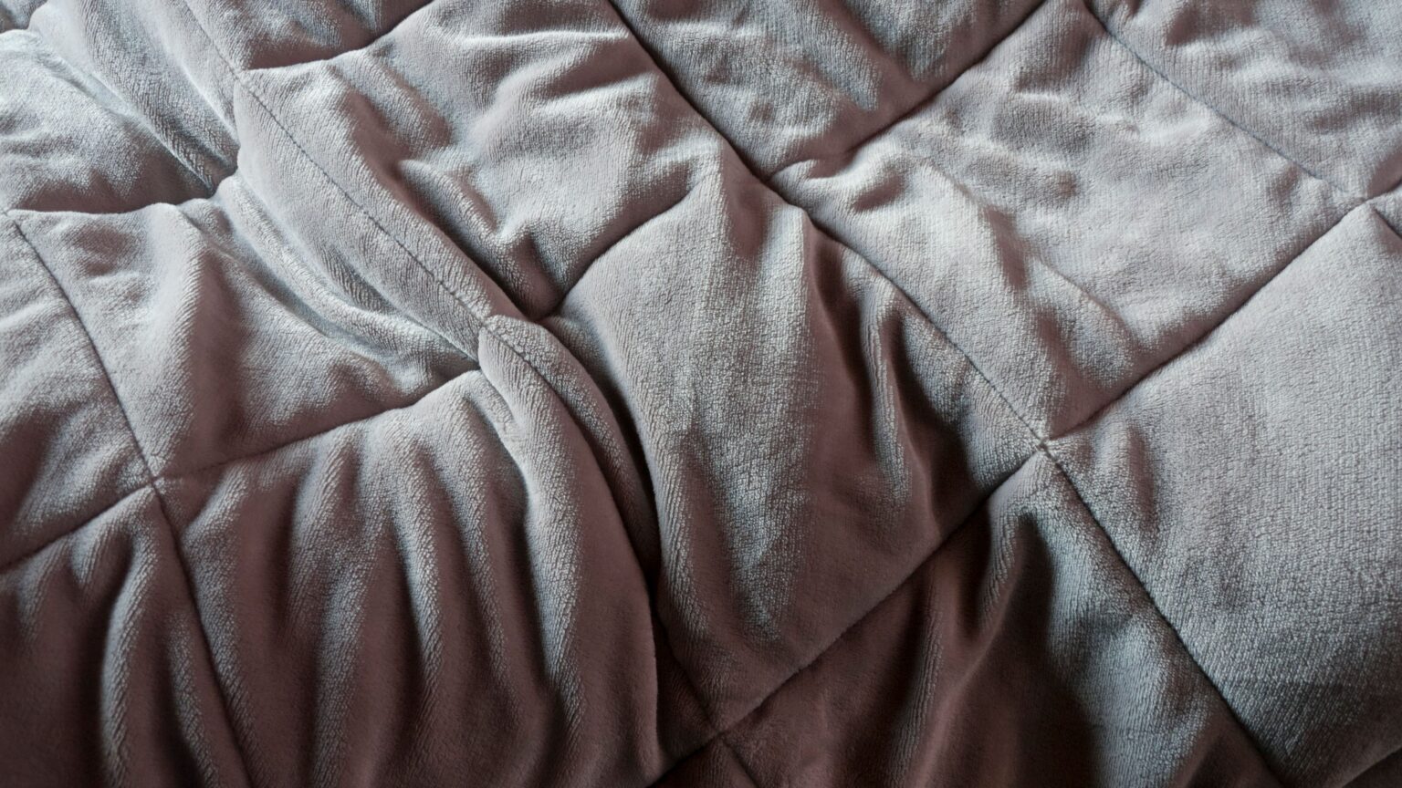 The best weighted blankets of 2022 are those that are fluffy, comfortable and provide the most comfort. Check out our list of the best weighted blankets.