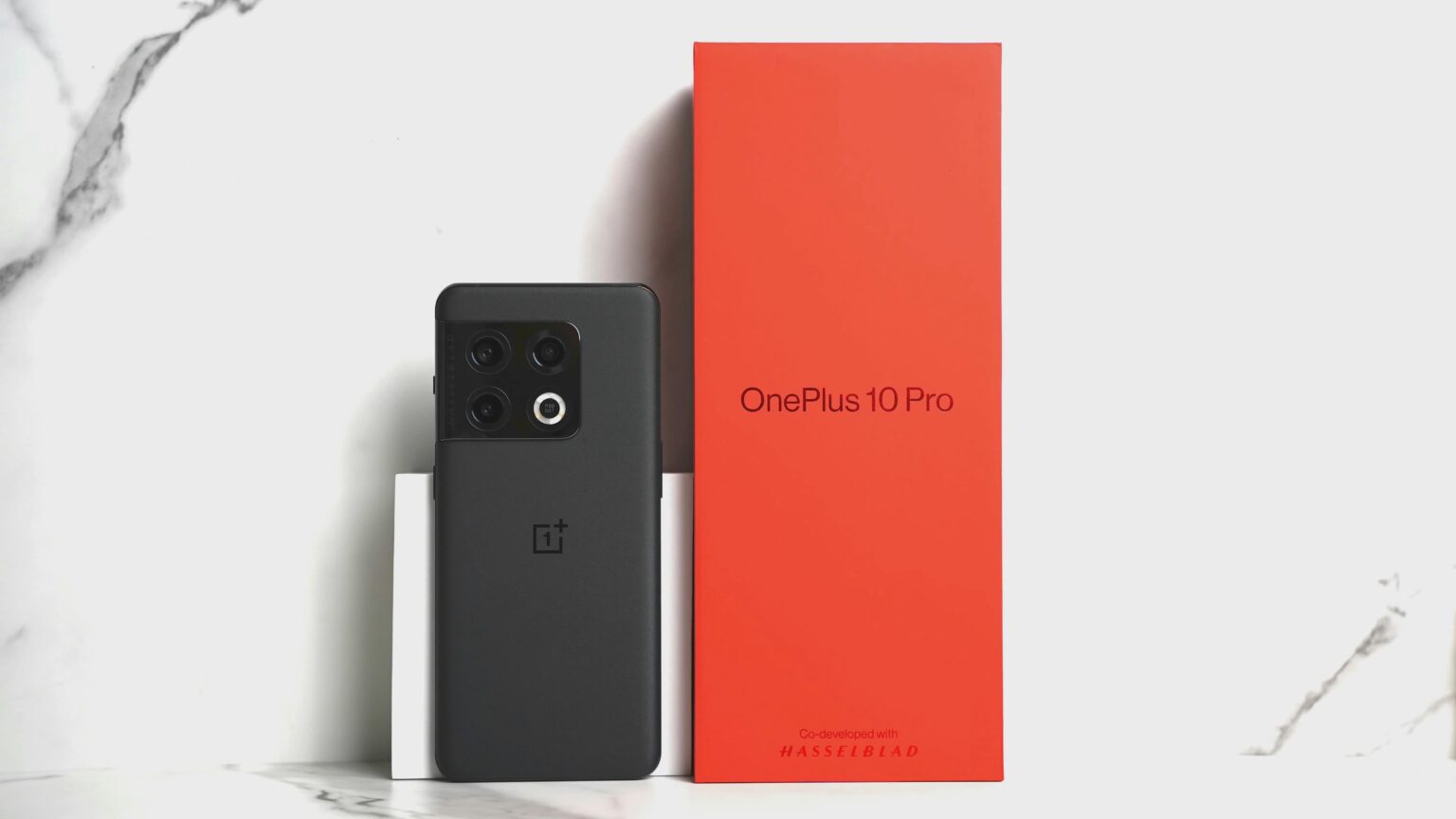 A new flagship Android phone has been released and it is quite a looker. Our OnePlus 10 Pro review takes an in-depth look at this amazing device.
