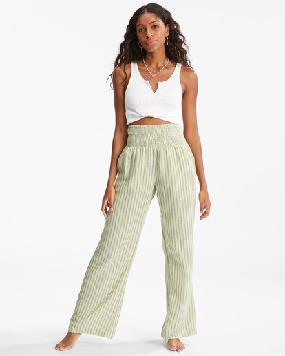 This summer, you should definitely be wearing cute beach pants. Check out these favorites that are perfect for this season.