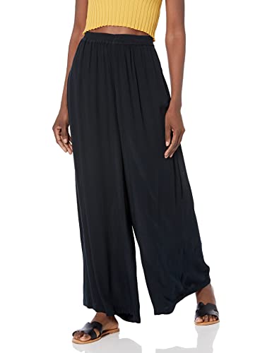 This summer, you should definitely be wearing cute beach pants. Check out these favorites that are perfect for this season.