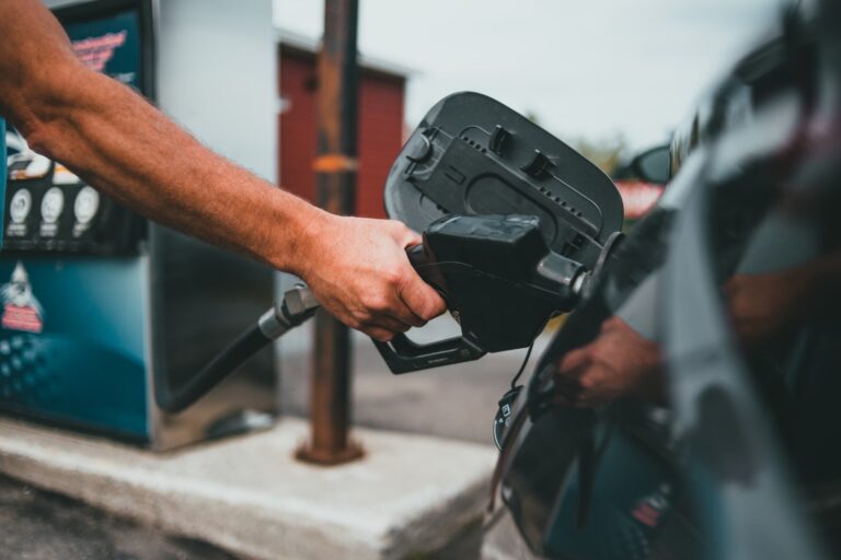 Save money at the gas station with these credit cards You can save money on your next fill-up using one of these credit cards for gas. Compare the best deals and find a card that fits your needs.