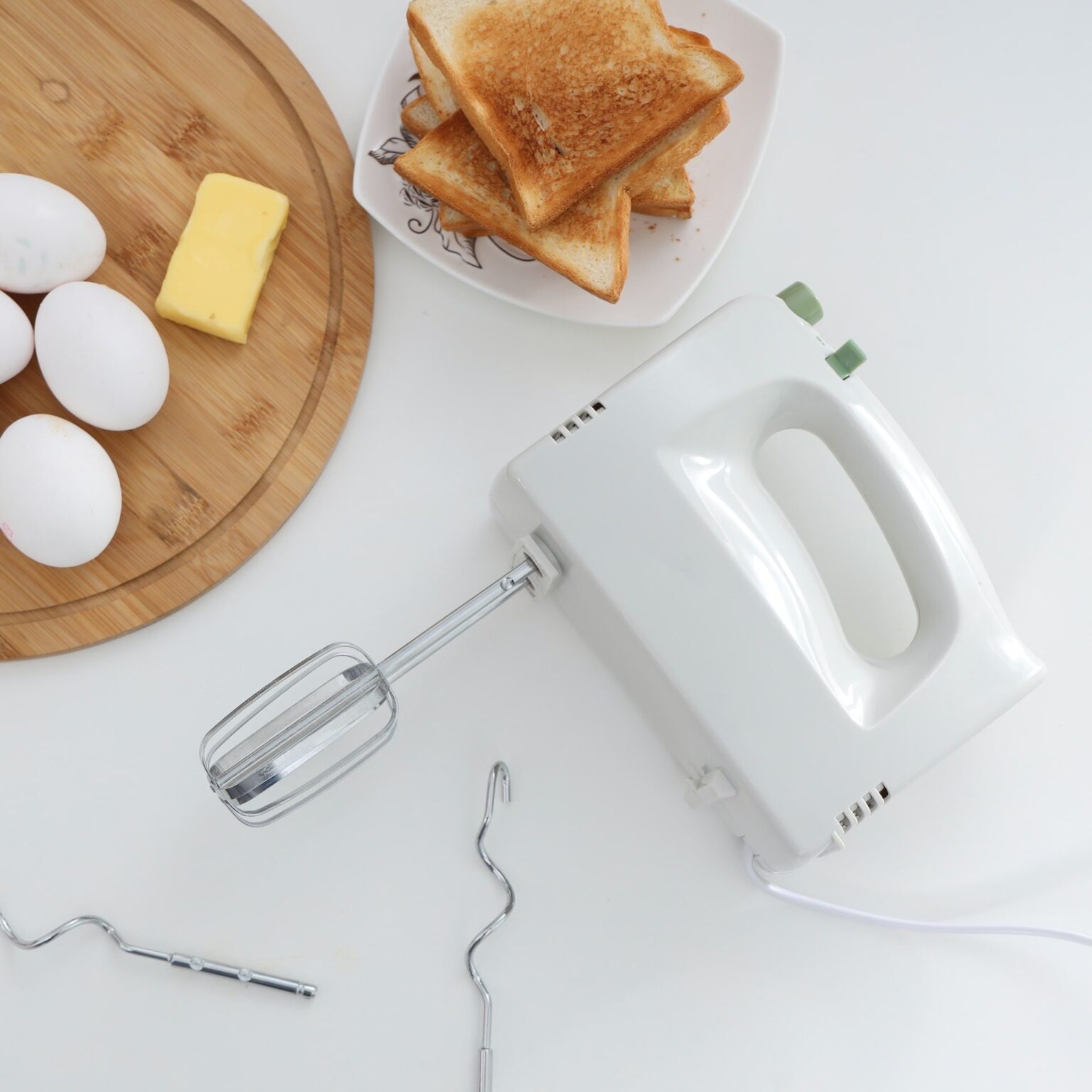 Are you looking for a hand mixer for your kitchen? Check out this comprehensive review of the best hand mixers you can buy today!